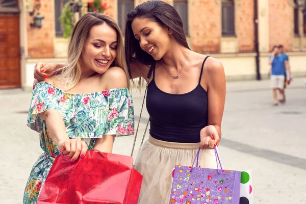 Szczęście, przyjaciele, sprzedaż i zabawa koncepcja-dziewcząt z torby na zakupy — Zdjęcie stockowe