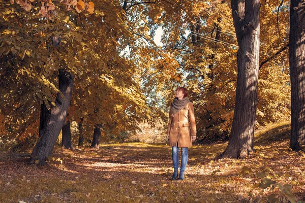 Γυναίκα περπάτημα σε εξωτερικούς χώρους στο φθινοπωρινό πάρκο — Φωτογραφία Αρχείου