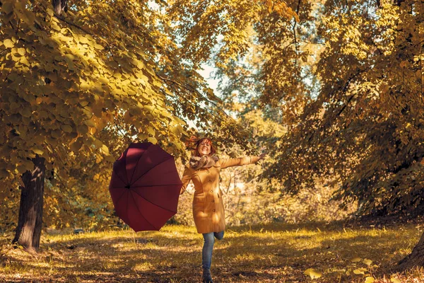 Fun in the autumn forest - redhead girl with umbrella enjoying  in nature — Stock Photo, Image