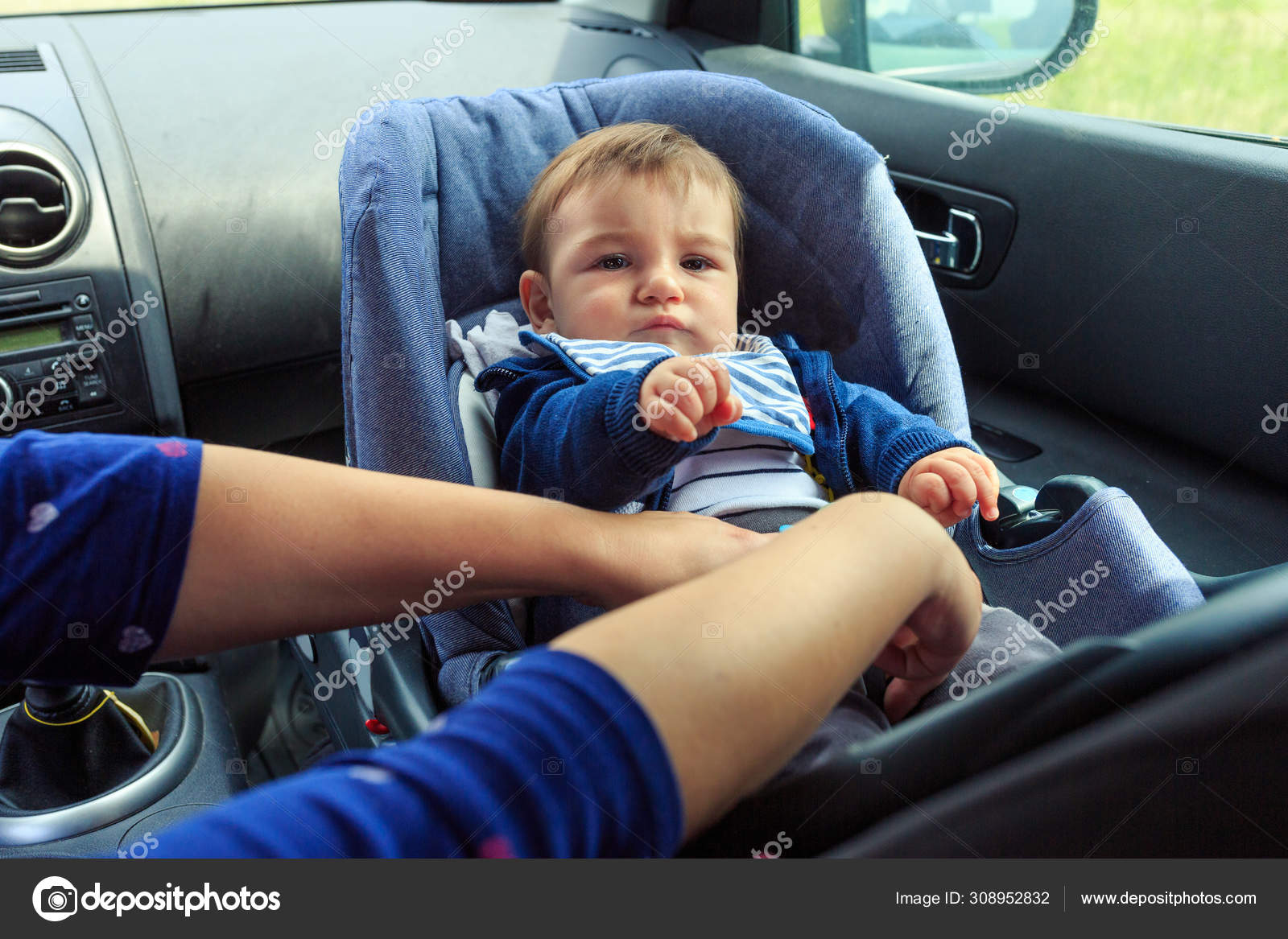 Siege Auto Pour Bebe Pour La Securite Garcon Dans Le Siege Auto De Securite Avec Ceinture De Securite Verrouillee Protection Image Libre De Droit Par Greenmiles Gmail Com C Siege Auto Pour Bebe Pour La Securite Garcon Dans Le Siege Auto De Securite Avec Ceinture De Securite Verrouillee Protection Image Libre De Droit Par Greenmiles Gmail Com C