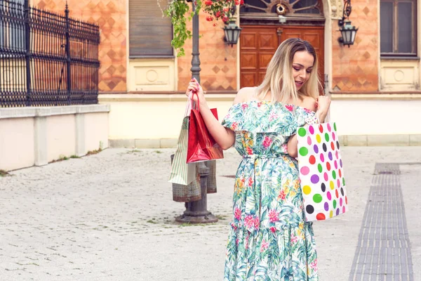 Shopaholic kobieta szczęśliwy trzyma torby na zakupy — Zdjęcie stockowe