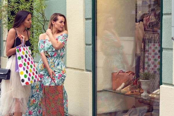 Les femmes font du shopping. Deux femmes dans le shopping regardant la vitrine dans la ville — Photo