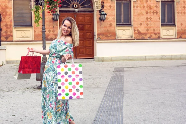 Zakupoholiczka dziewczyna szczęśliwy gospodarstwa torby na zakupy — Zdjęcie stockowe