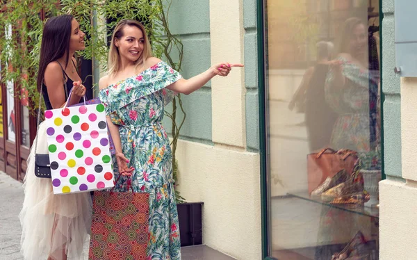 Les femmes font du shopping. Deux femmes dans le shopping regardant la vitrine dans la ville — Photo