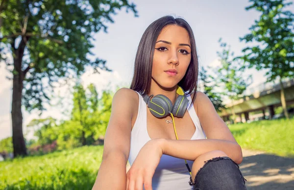 Retrato de una joven mujer hermosa — Foto de Stock