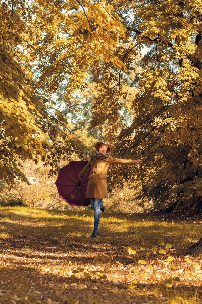 Diversão na floresta de outono - menina ruiva com guarda-chuva desfrutando na natureza — Fotografia de Stock