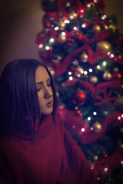 Женщина на Рождество украшая дом. Девушка возле елки . — стоковое фото