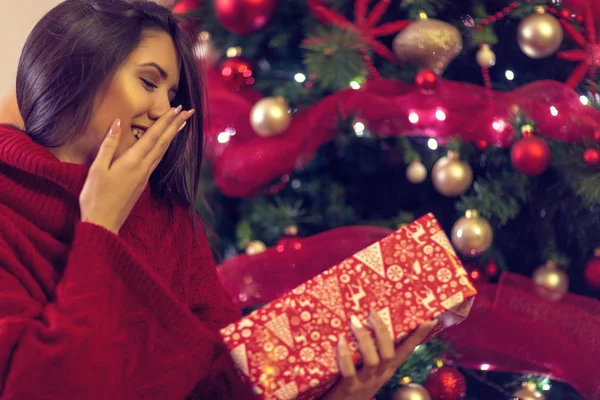 Boże Narodzenie niespodzianka prezent.Woman i Boże Narodzenie Present. — Zdjęcie stockowe
