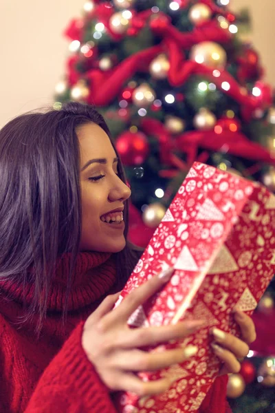 Glückliches Mädchen mit christmas present.woman genießen Weihnachten. — Stockfoto