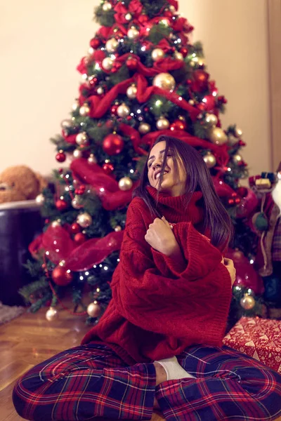 Mulher feliz e presentes de Natal no chão em casa — Fotografia de Stock