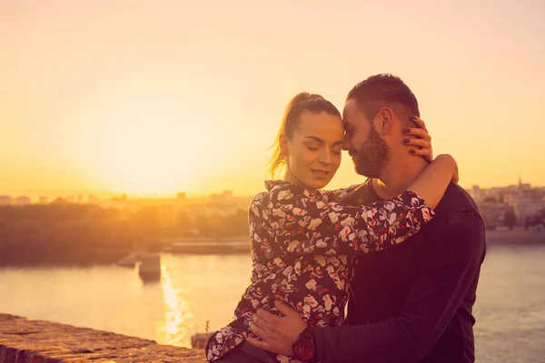 Gün batımında öpüşme Romantik Çift — Stok fotoğraf