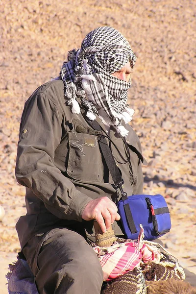 Close Van Een Gemaskerde Grootvader Met Een Sjaal Kameel Sahara — Stockfoto