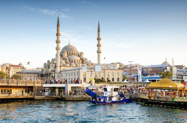 Istanbul, Türkiye - 6 Ekim 2015: Süleymaniye Camii ve balıkçı tekneleri Eminönü, Istanbul, Türkiye, görünümü