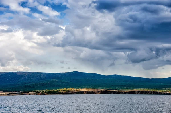 Olkhon. Vista da ilha a partir do navio em Lake Baikal — Fotografia de Stock