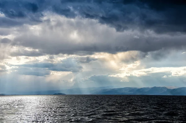 Olkhon. Pohled na ostrov z lodi v jezeře Bajkal — Stock fotografie