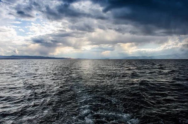 Olchon. Blick auf die Insel vom Schiff im Baikalsee aus — Stockfoto