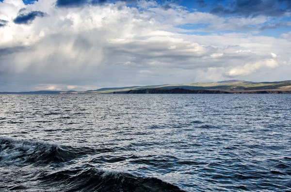 Olkhon. Vista de la isla desde el barco en el lago Baikal —  Fotos de Stock