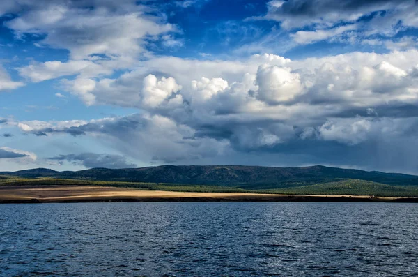 Olkhon. Vista de la isla desde el barco en el lago Baikal —  Fotos de Stock