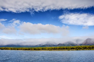 Dağlar peyzaj - tasarımınız için pastel renklerde bulutlu gökyüzü. Romantik deniz manzarası - siluet sis ve sonbahar ormandaki blue Hills deniz manzaralı
