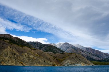 Dağlar peyzaj - tasarımınız için pastel renklerde bulutlu gökyüzü. Romantik deniz manzarası - siluet sis ve sonbahar ormandaki blue Hills deniz manzaralı