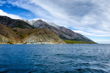 Dağlar peyzaj - tasarımınız için pastel renklerde bulutlu gökyüzü. Romantik deniz manzarası - siluet sis ve sonbahar ormandaki blue Hills deniz manzaralı