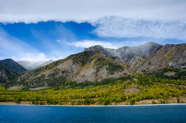 Dağlar peyzaj - tasarımınız için pastel renklerde bulutlu gökyüzü. Romantik deniz manzarası - siluet sis ve sonbahar ormandaki blue Hills deniz manzaralı