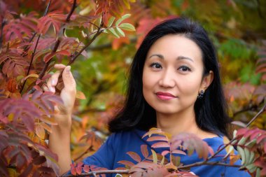 gülümseyen kadın düşmek - sonbahar portre mutlu çok hoş ve güzel karışık ırk asian beyaz genç kadın ormanında sonbahar renkleri.