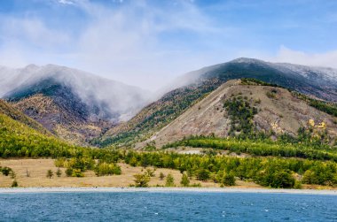 Dağlar peyzaj - tasarımınız için pastel renklerde bulutlu gökyüzü. Romantik deniz manzarası - siluet sis ve sonbahar ormandaki blue Hills deniz manzaralı