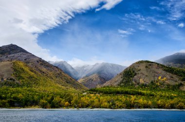 Dağlar peyzaj - tasarımınız için pastel renklerde bulutlu gökyüzü. Romantik deniz manzarası - siluet sis ve sonbahar ormandaki blue Hills deniz manzaralı