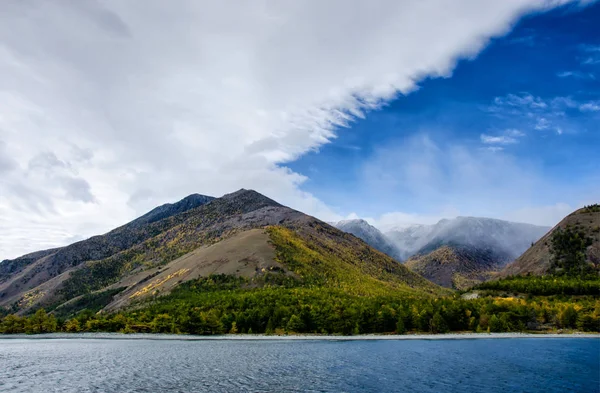 Paisaje de las montañas - cielo nublado en colores pastel para su diseño. Paisaje marino romántico - vista al mar con siluetas de colinas azules en un bosque de niebla y otoño —  Fotos de Stock