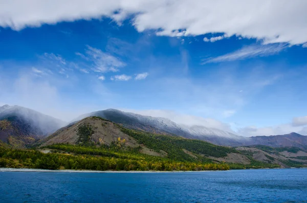 Dağlar peyzaj - tasarımınız için pastel renklerde bulutlu gökyüzü. Romantik deniz manzarası - siluet sis ve sonbahar ormandaki blue Hills deniz manzaralı — Stok fotoğraf