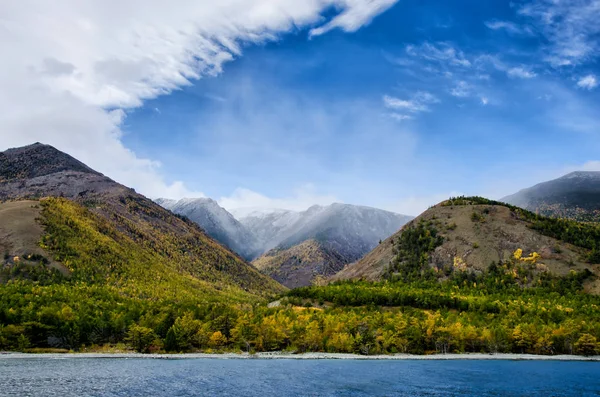 Dağlar peyzaj - tasarımınız için pastel renklerde bulutlu gökyüzü. Romantik deniz manzarası - siluet sis ve sonbahar ormandaki blue Hills deniz manzaralı