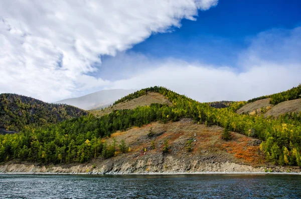 Ορεινό τοπίο - συννεφιασμένο ουρανό σε παστέλ χρώματα για το σχέδιό σας. Ρομαντικό Θαλασσογραφία - θέα στη θάλασσα με σιλουέτες των μπλε λόφους μέσα σε ομίχλη και φθινόπωρο δάσος — Φωτογραφία Αρχείου