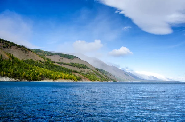 Paisaje de las montañas - cielo nublado en colores pastel para su diseño. Paisaje marino romántico - vista al mar con siluetas de colinas azules en un bosque de niebla y otoño —  Fotos de Stock