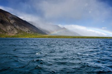 Dağlar peyzaj - tasarımınız için pastel renklerde bulutlu gökyüzü. Romantik deniz manzarası - siluet sis ve sonbahar ormandaki blue Hills deniz manzaralı