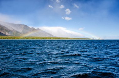 Dağlar peyzaj - tasarımınız için pastel renklerde bulutlu gökyüzü. Romantik deniz manzarası - siluet sis ve sonbahar ormandaki blue Hills deniz manzaralı