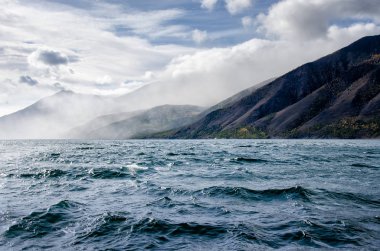 Dağlar peyzaj - tasarımınız için pastel renklerde bulutlu gökyüzü. Romantik deniz manzarası - siluet sis ve sonbahar ormandaki blue Hills deniz manzaralı