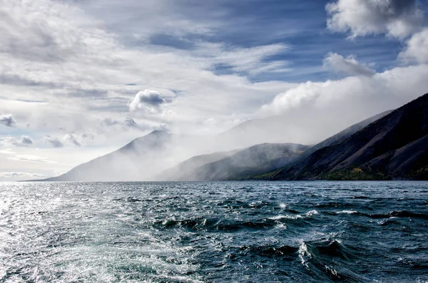 Hegyek táj - felhős ég, pasztell színek, a design. Romantikus seascape - tengerparti kilátás-val kék hegyek a köd és az őszi erdő sziluettek — Stock Fotó