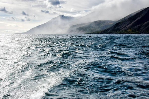 Dağlar peyzaj - tasarımınız için pastel renklerde bulutlu gökyüzü. Romantik deniz manzarası - siluet sis ve sonbahar ormandaki blue Hills deniz manzaralı