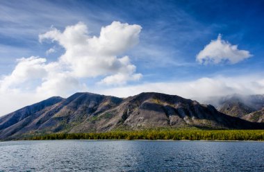Dağlar peyzaj - tasarımınız için pastel renklerde bulutlu gökyüzü. Romantik deniz manzarası - siluet sis ve sonbahar ormandaki blue Hills deniz manzaralı