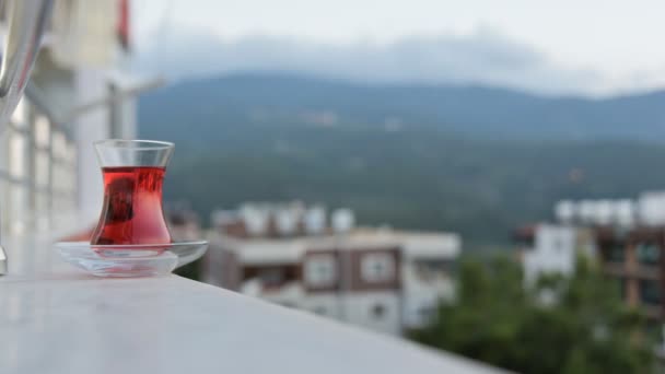 Reflexión y luz del cielo con taza de té turco durante el atardecer de día a noche caducan en Turquía, Inclinación movimiento timelapse . — Vídeo de stock