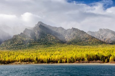 Dağlar peyzaj - tasarımınız için pastel renklerde bulutlu gökyüzü. Romantik deniz manzarası - siluet sis ve sonbahar ormandaki blue Hills deniz manzaralı