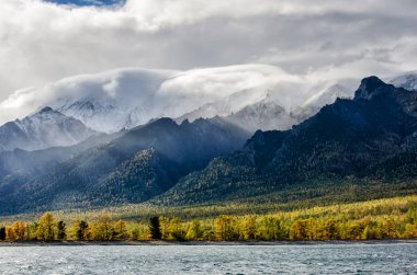 Dağlar peyzaj - tasarımınız için pastel renklerde bulutlu gökyüzü. Romantik deniz manzarası - siluet sis ve sonbahar ormandaki blue Hills deniz manzaralı
