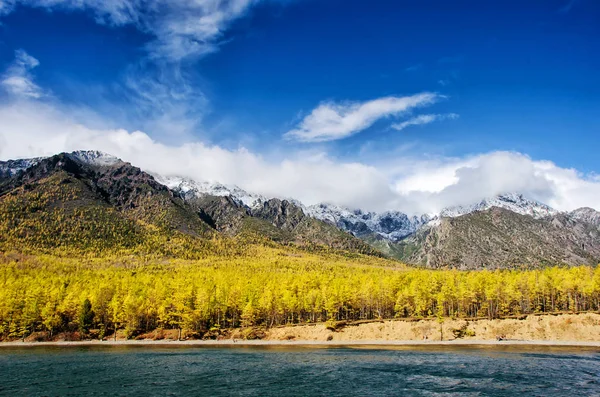 Dağlar peyzaj - tasarımınız için pastel renklerde bulutlu gökyüzü. Romantik deniz manzarası - siluet sis ve sonbahar ormandaki blue Hills deniz manzaralı