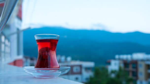 Odbicie Światło Niebo Turecki Filiżankę Herbaty Podczas Zachodu Słońca Dnia — Wideo stockowe