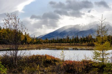 Lake Bsikal ve Sibirya dağlar bulutlar hava, Rusya ile