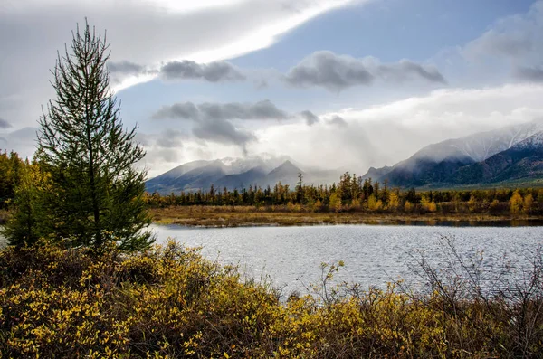 Göl ve dağların Sibirya