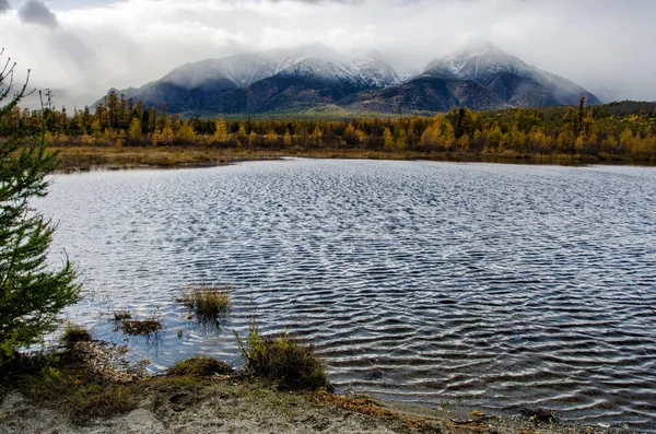 Λίμνη και τα βουνά της Σιβηρίας — Φωτογραφία Αρχείου