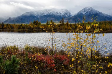 Deniz Baykal ve Sibirya dağlar bulutlar hava, Rusya ile