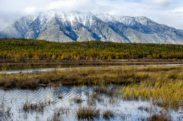 Deniz Baykal ve Sibirya dağlar bulutlar hava, Rusya ile